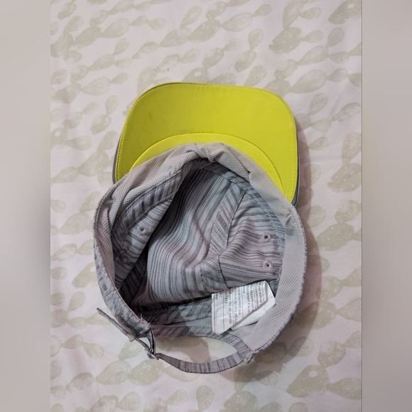 Woman's Lululemon hat - Picture 4 of 5